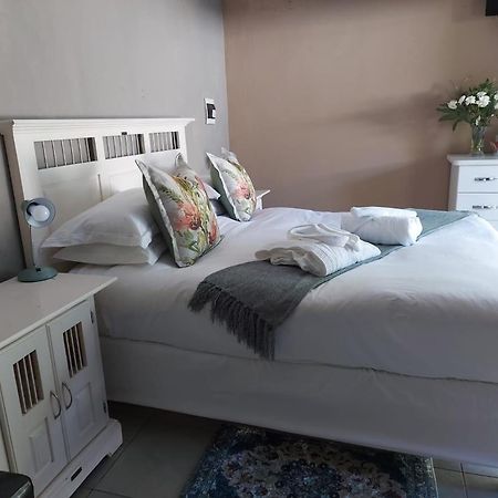 1 bedroom Cottage separate entrance East London Exteriör bild